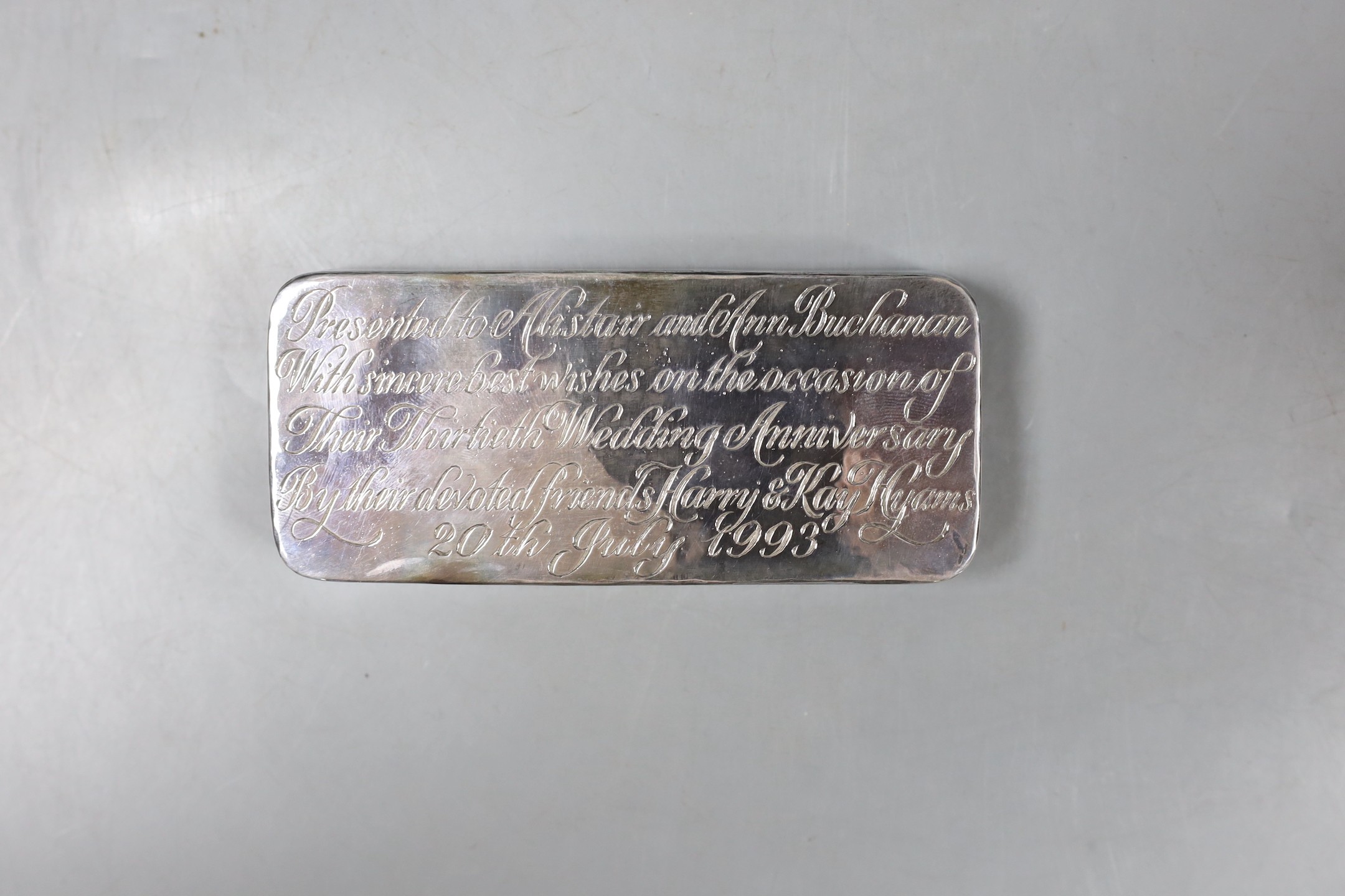 A modern Johnson & Matthey silver 1kg ingot, 11.3cm, with engraved presentation inscription, in Asprey fitted case.